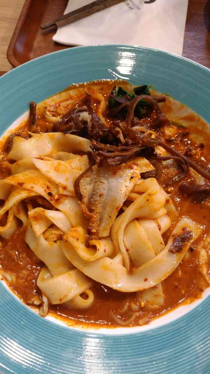 打分 招牌的牛肚凉皮味道很好,有麻酱的香气,口感又清爽,很好吃,就是