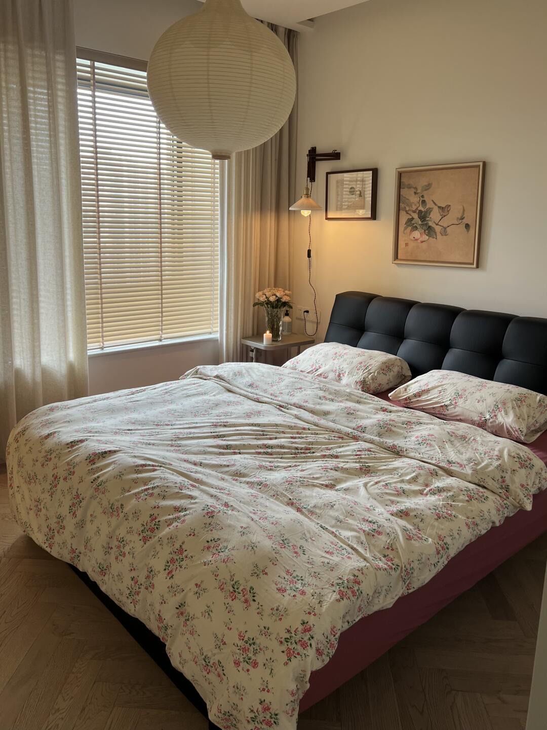 n
卫生间安装了小型的洗手盆和淋浴设施,利用墙面空间做