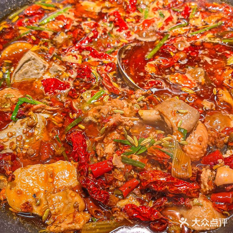 这一锅麻辣鲜香的芋儿鸡谁能拒绝的了呀！！香喷喷😋