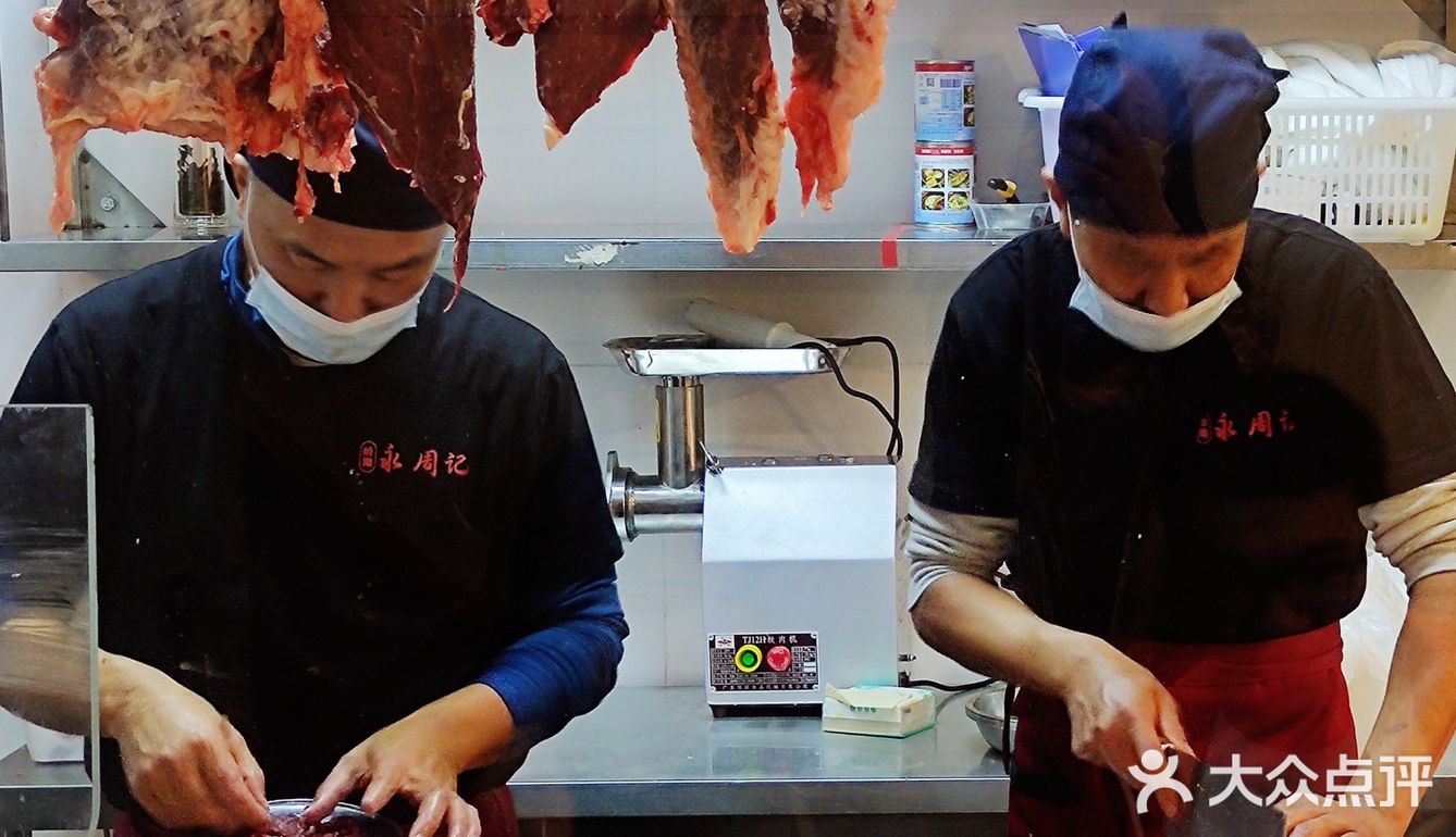 梧桐树下的老洋房露台真牛肉火锅