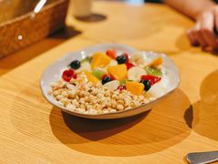 当季水果谷物希腊酸奶-Brunchat