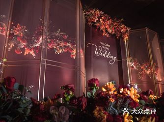 室内婚礼｜复古红金色婚礼布置