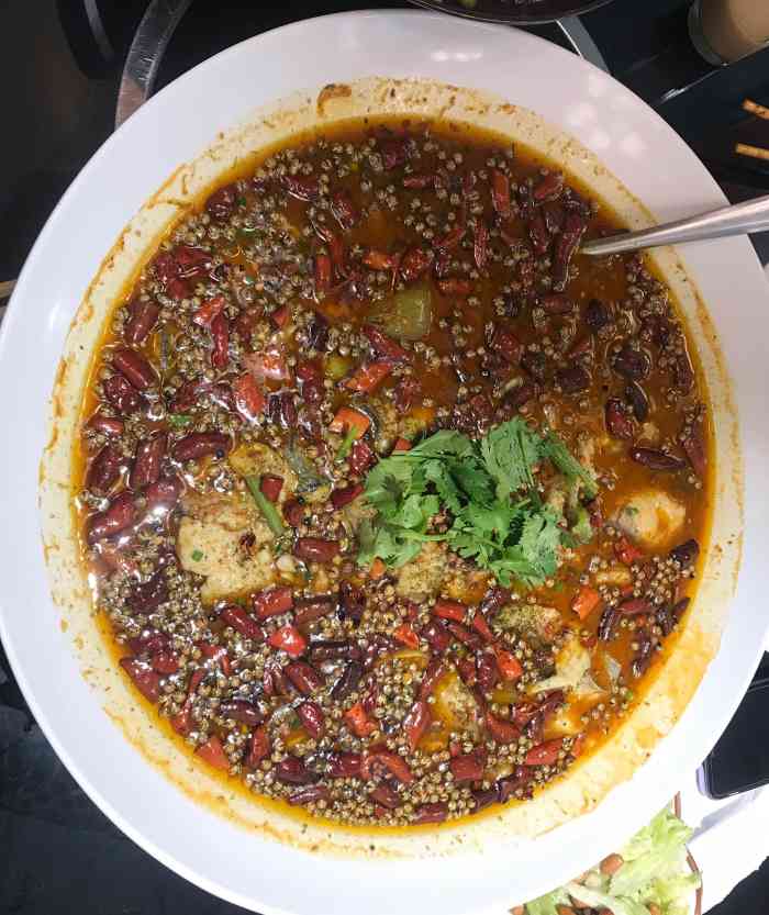 位于k88一层位置非常好找环境优雅店员服务态度不错点了单人餐麻辣鱼