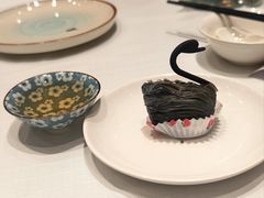 招牌泰式榴莲天鹅酥-新雅粤菜馆(南京东路店)
