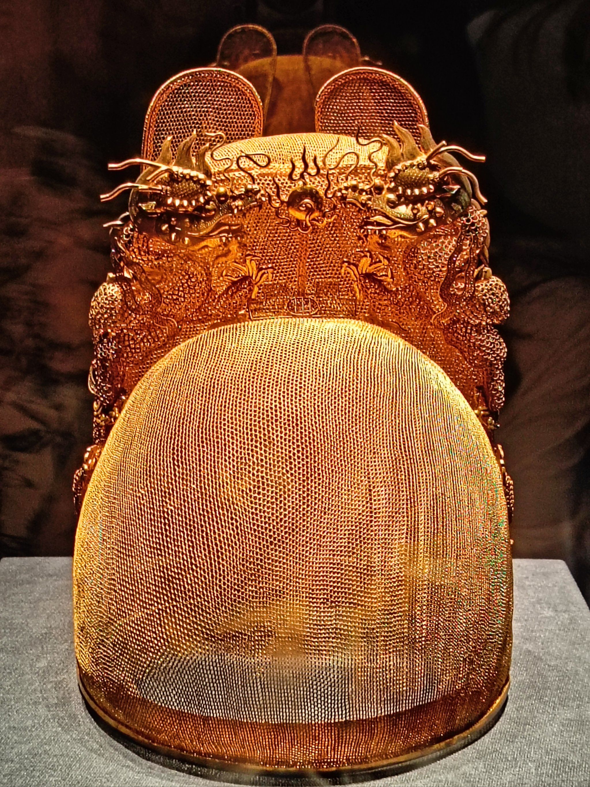 章福寿如意衮服,银鎏金云龙纹漱盂,嵌猫睛石金簪等116套(件)珍贵文物