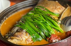 Scallion-Braised Big Fish Head with Abalone and Pig Trotters