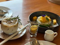 -Chom Cafe and Restaurant