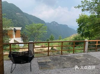 坐露台上看看书，真心比逛景点有意思多了…