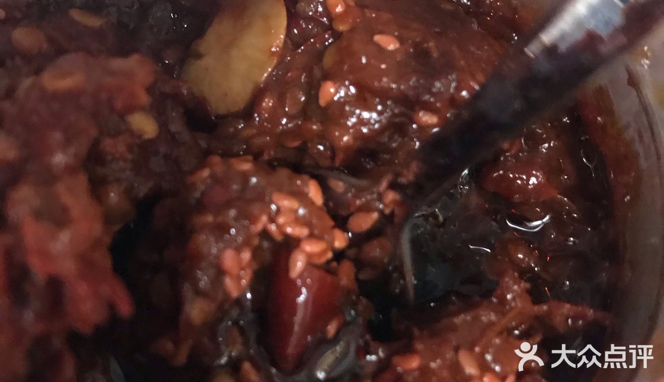 翻炒至变色 倒入芹菜 一起翻炒 快熟时