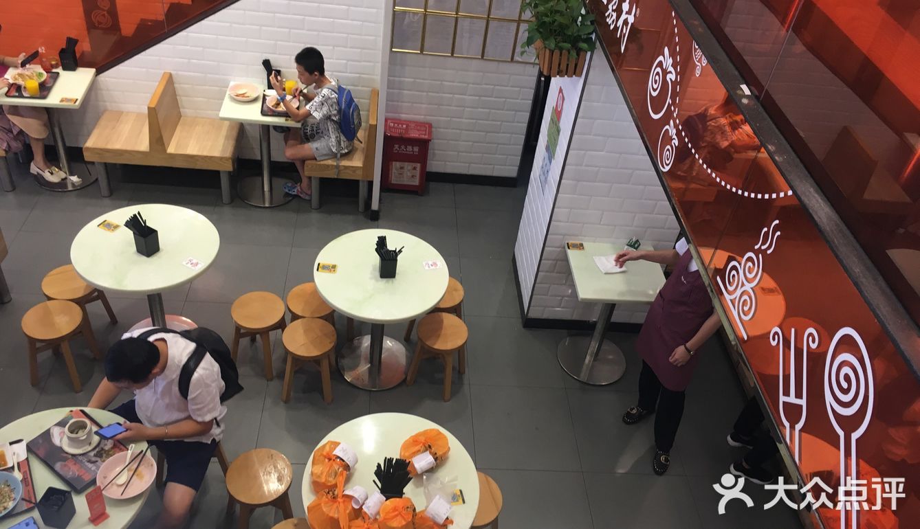 比这周边的餐厅环境好很多，有肠粉也有饭，甜点也多样