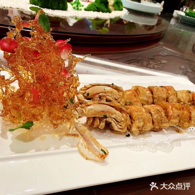 可以容纳我们部门20几号人