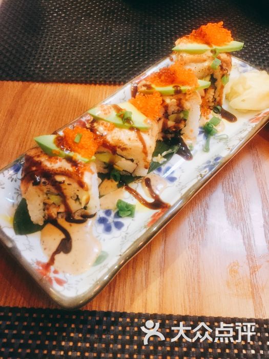 火烧三文鱼牛油果卷