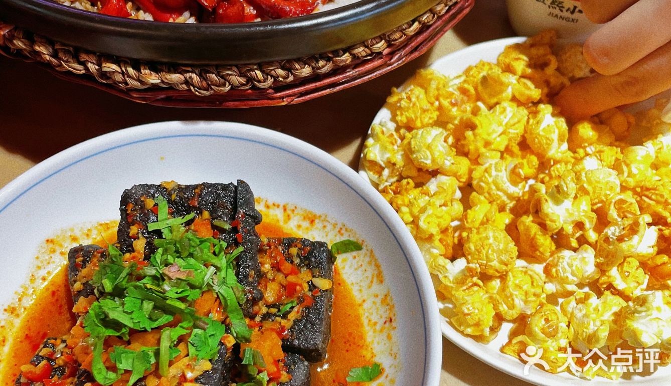 对的地点 遇见对的你 吃黑色经典臭豆腐 匠熙没白来❗️