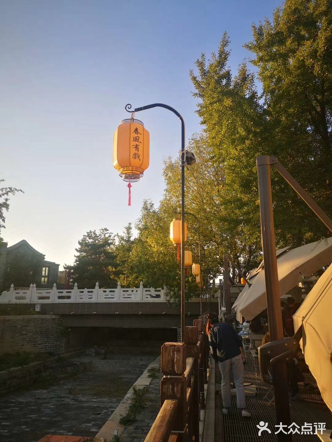 “春风不识字，何故乱翻书？”