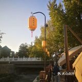 “春风不识字，何故乱翻书？”