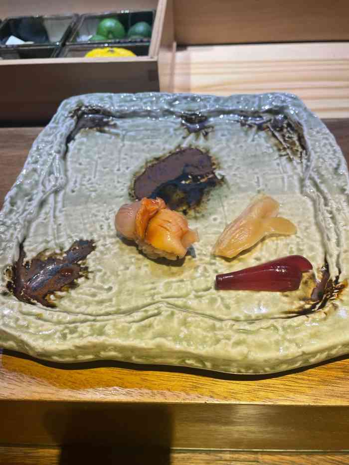 桐寿司在北京的日料里面还算是有特点的,位置,环境,服务都不错,食材也