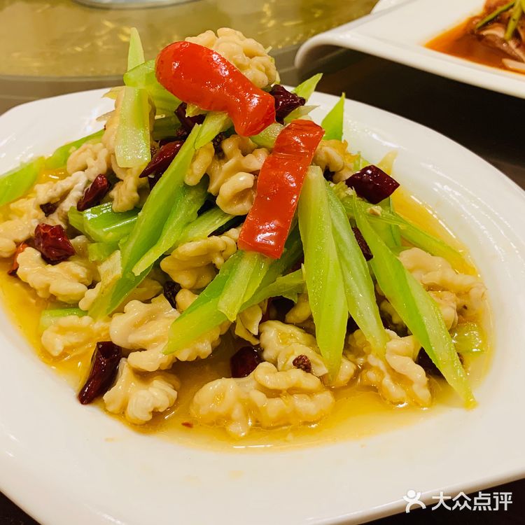 猪耳朵，牛头肉，凉粉，都不错，西湖牛肉羹，肚丝汤