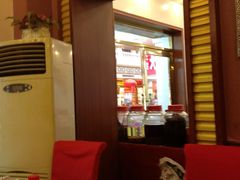 服务员向客人摔盘子的地方-大津海味(一分店)