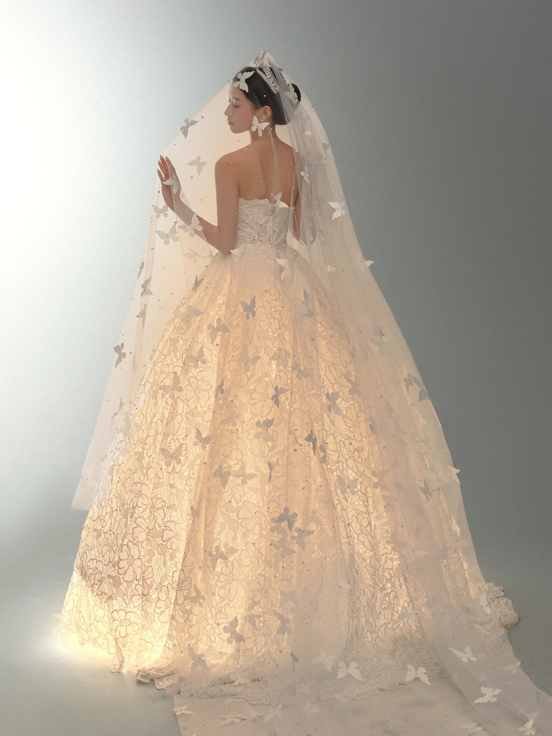 蝴蝶头纱美到心醉🦋仙气缭绕的光影婚纱照