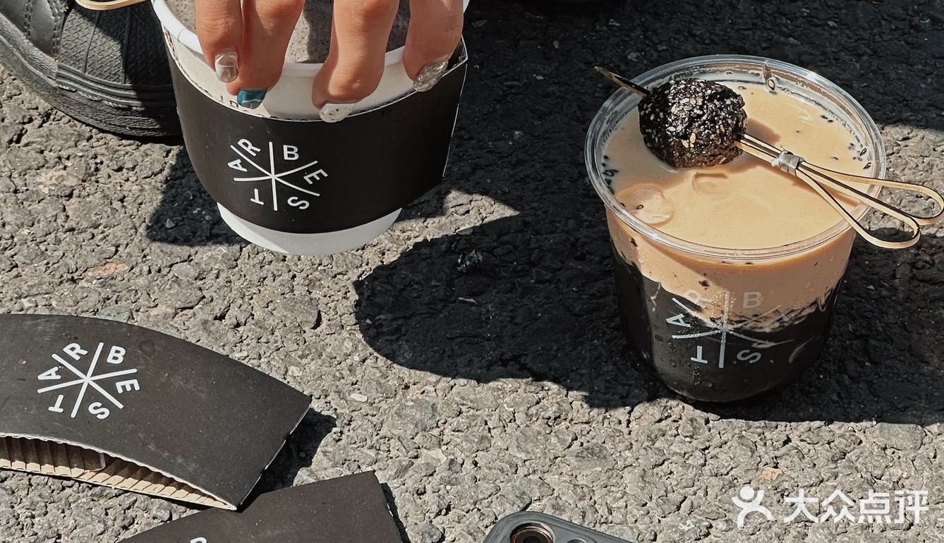 淮海街的暗黑系咖啡店，黑漆麻塔”拿铁有点意思！