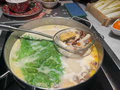 -尚尚仙·酸汤猪手·猪肚鸡火锅(华联万柳购物中心店)