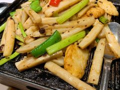 香芹锅烧墨鱼饼-山泉公馆酒家(广州东站店)