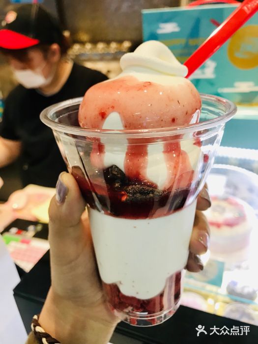 dq冰淇淋(西直门店)红丝绒芭菲豪华杯图片