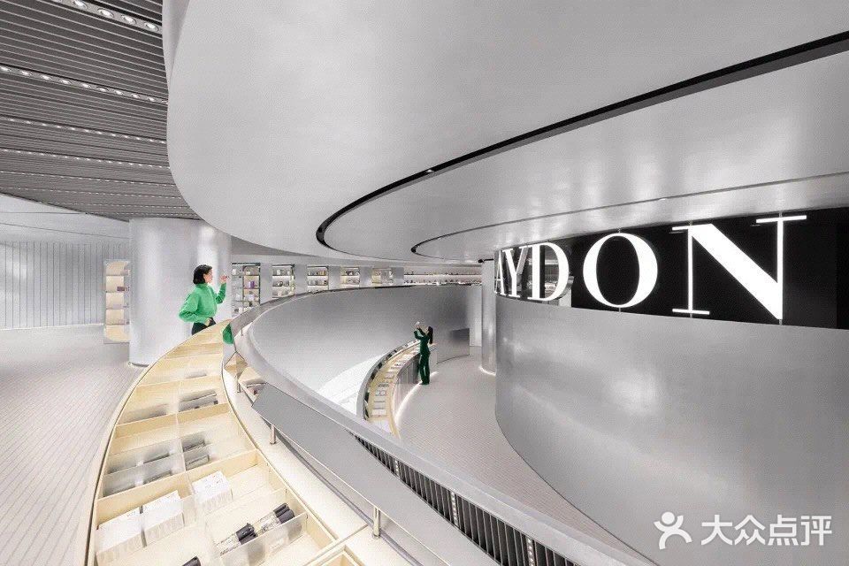 不被定义的诗意科幻美妆旗舰店