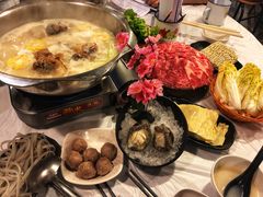 -鲜入围煮花胶鸡海鲜火锅