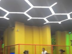 -爱蹦iBOON蹦床运动馆(江汉店)