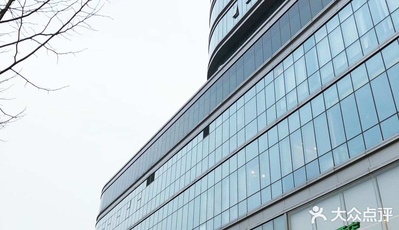 公司年会场装扮的 咋一看还以为婚礼现场