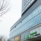公司年会场装扮的 咋一看还以为婚礼现场