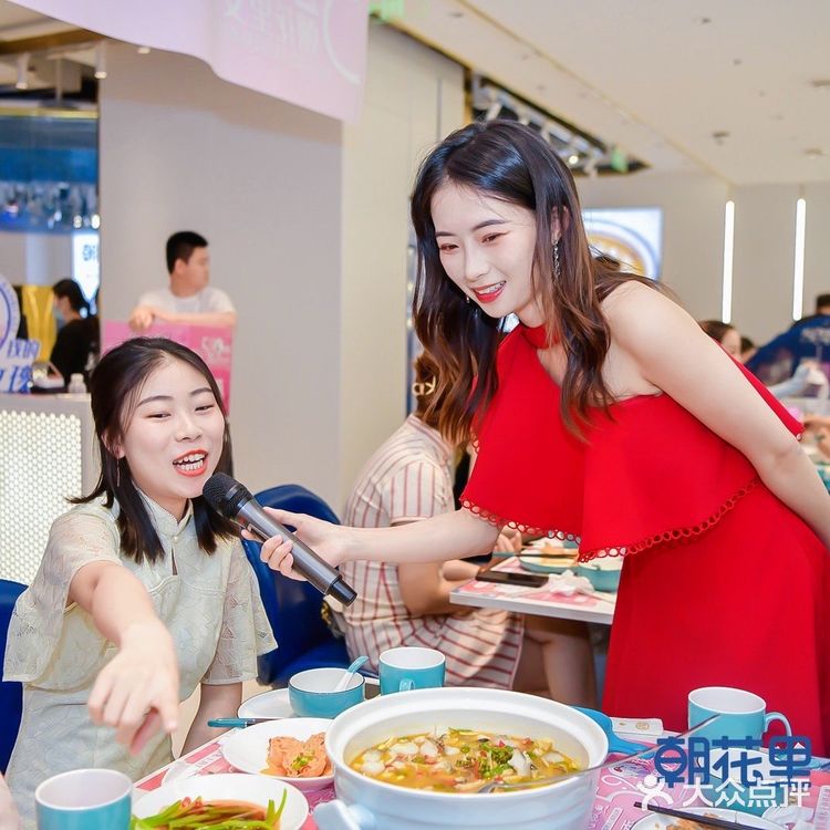 吃‮就鱼‬选朝花里 人气爆满 天天排队的本‮热土‬销