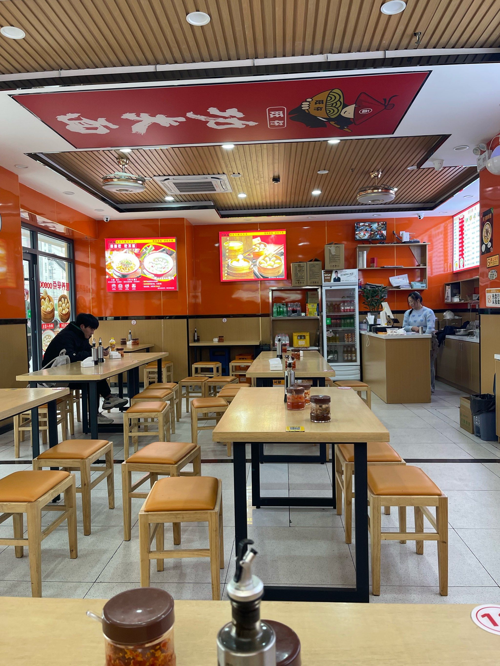 有一排平房,全部都是吃饭的地方,好像是新入住的福建沙县小吃