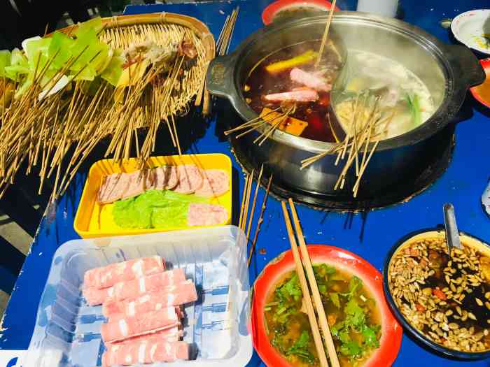 马路边边麻辣烫(边家村店)-"火锅口味不错,菜品新鲜,特别是牛肉,非常.