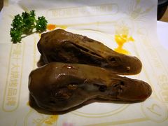 最鲜鸭脑壳-何师烧烤·香辣蟹·川菜·30年老品牌(太古里旗舰店)