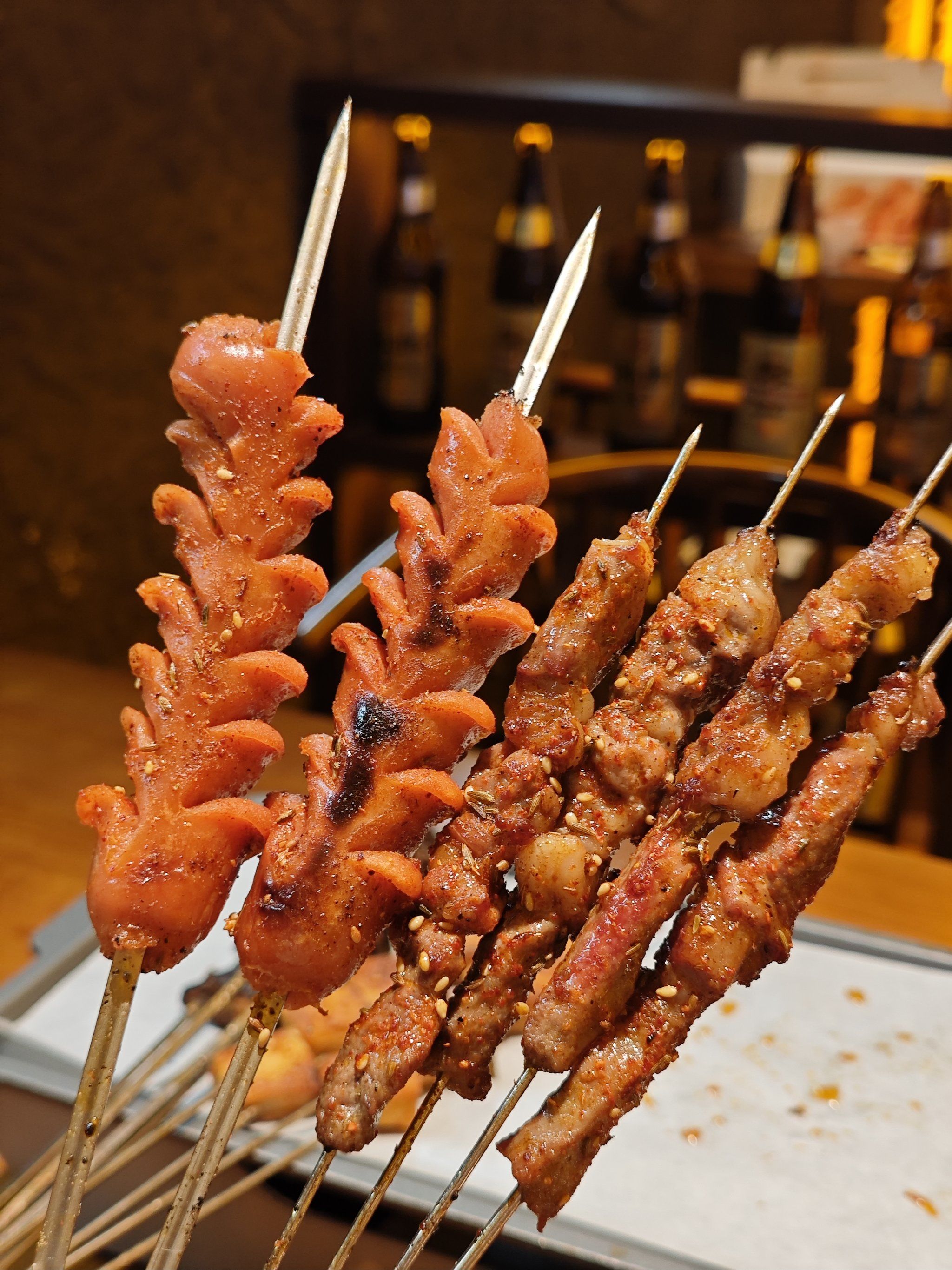n「辣炒花甲」「羊肉串」「牛肉串」「烤鱼豆腐」「烤热狗」「素拍