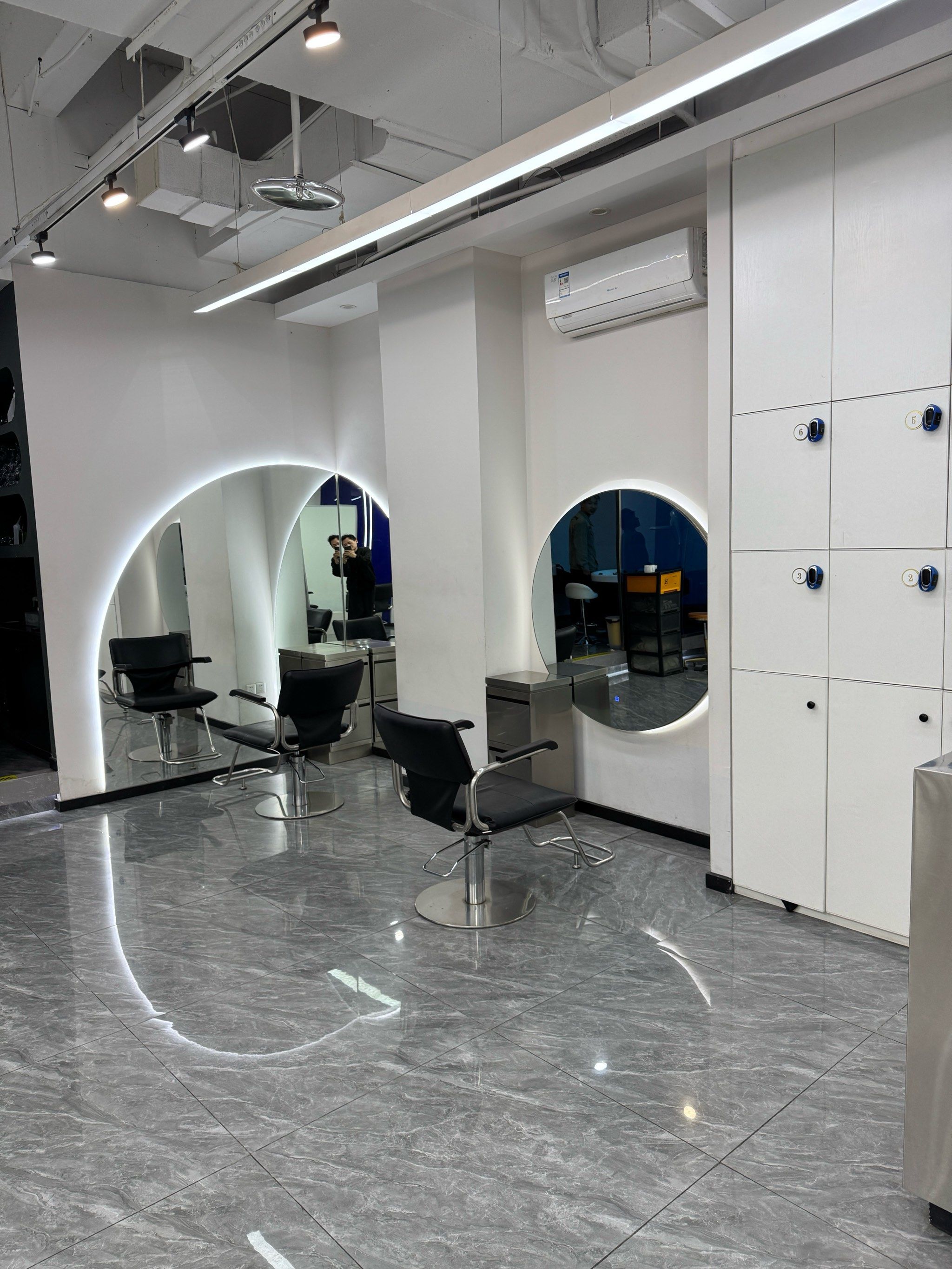 得意世界美发店环境干净