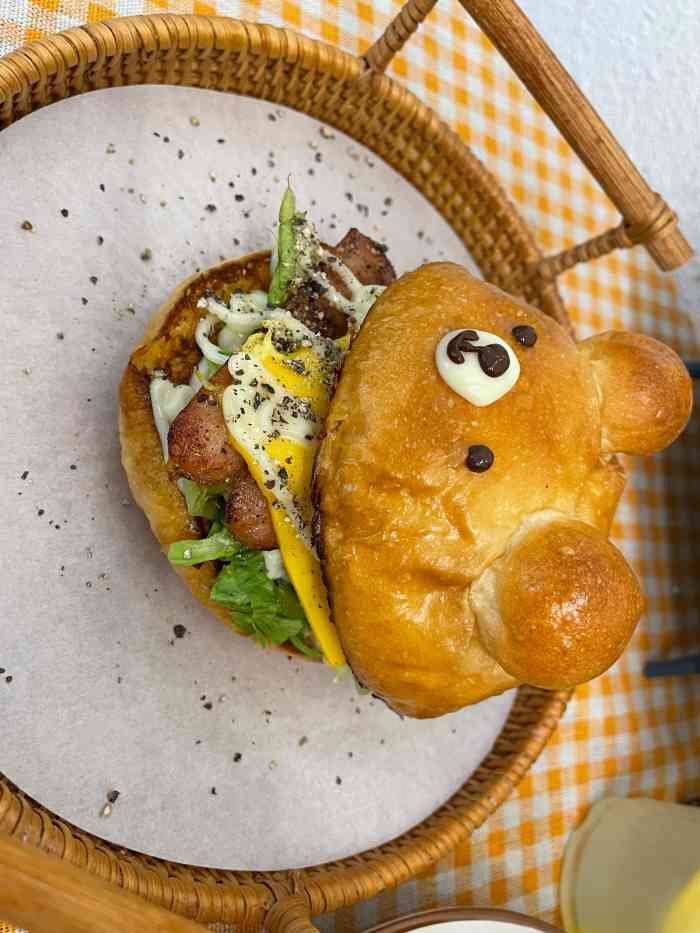 busy lazy面包店-"又想吃他家的小熊汉堡啦约上朋友来他家下.