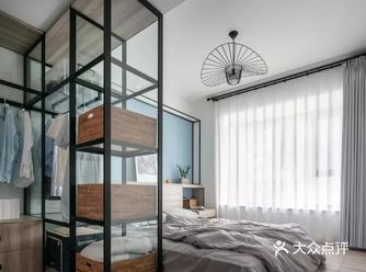 整体主卧室设计，打破常规，做了地台式设计，床直接就放