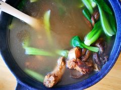 野蘑菇炖土鸡汤-包不同川湘家常菜(木樨园店)