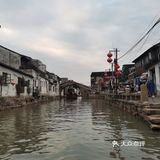 夜景很漂亮。老街都是生活在这边居民居住的地方