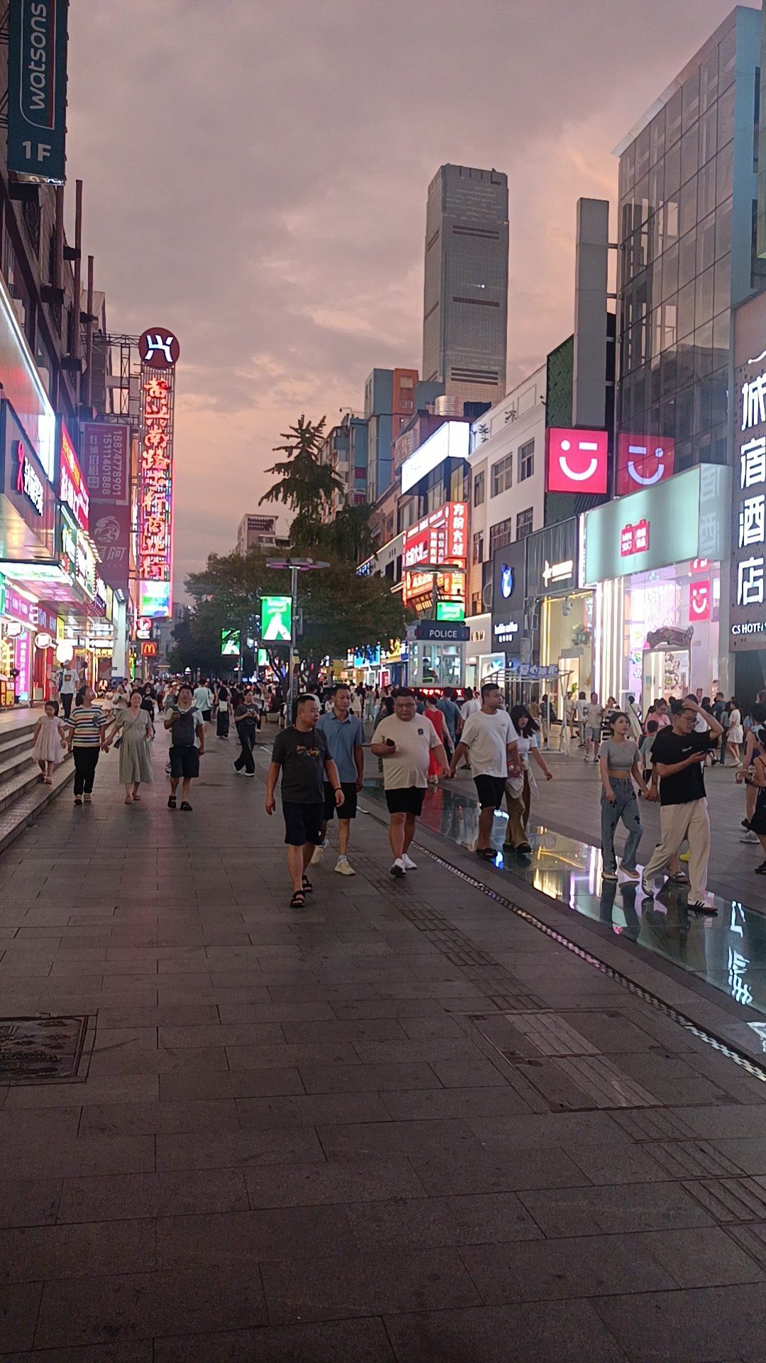 夜晚的繁华街头