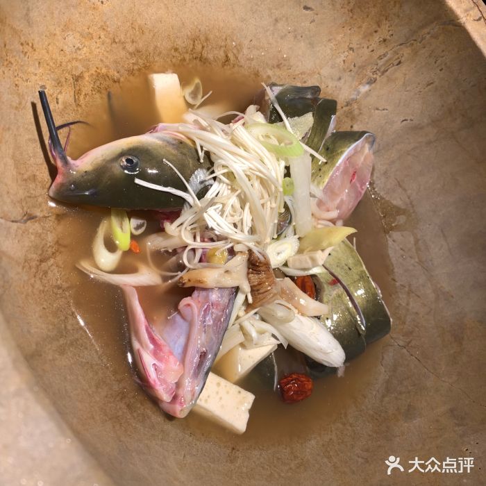 石笠鲜云南蒸汽石锅鮰鱼图片