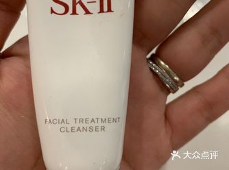 不贵，味道好闻，洗完脸不干，滑滑哒