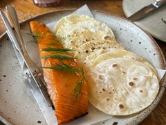 烟熏三文鱼配烤饺子皮和芥末籽酱-BOR Eatery(安福路店)