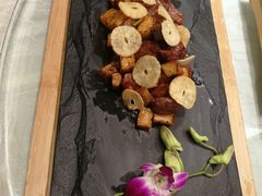 火山石黑蒜牛肉粒-香丰阁·烤鸭·川湘菜(清河店)