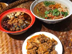 -爆炸头阿姨小四川正宗川味小吃(无任何分店)