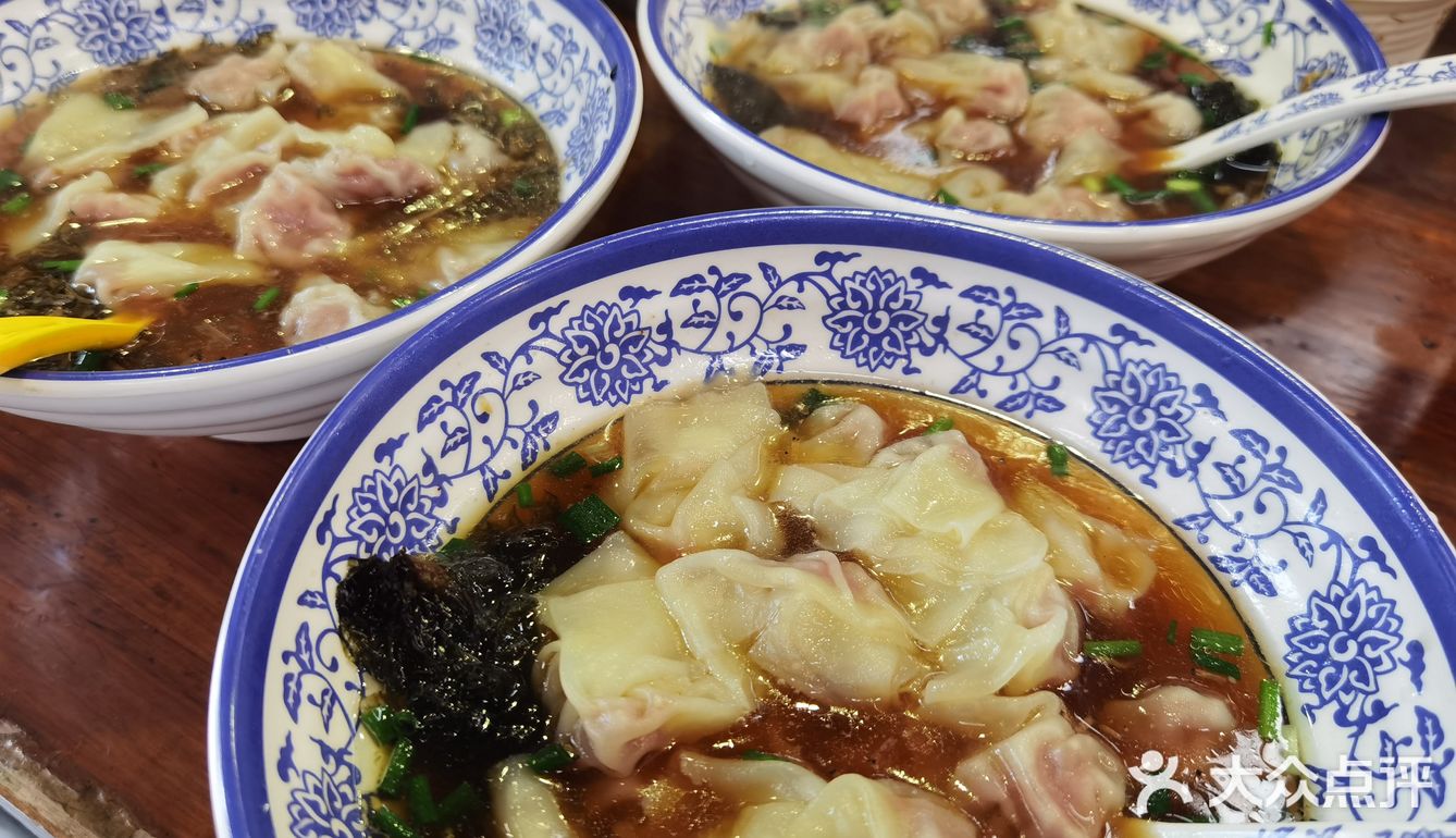 和小姐妹一起点了紫菜的和老担馄饨！但觉得还是紫菜最好吃！