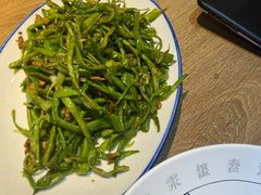 鲜豆角丝炒肉-姥姥家春饼店(佳亿时尚广场店)